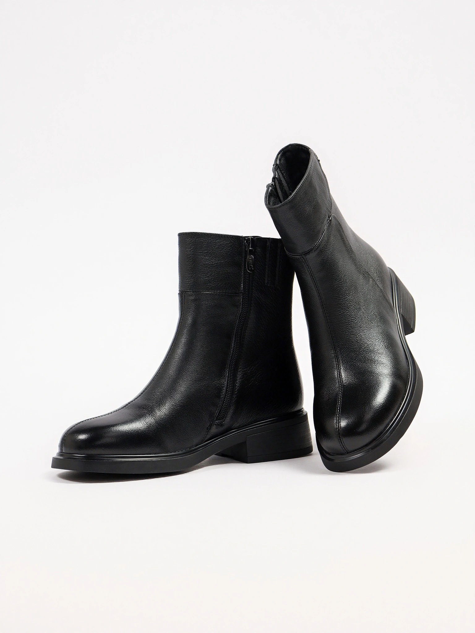 Ботинки черного цвета на среднем широком каблуке